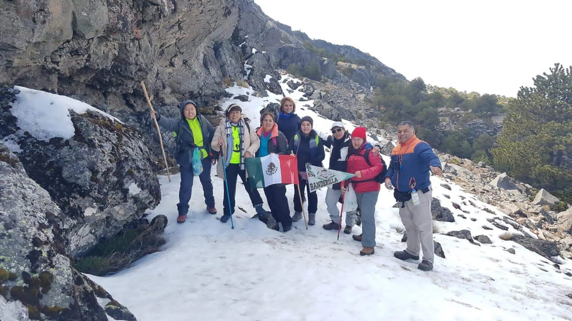 Senderistas recogen basura del Cofre de Perote